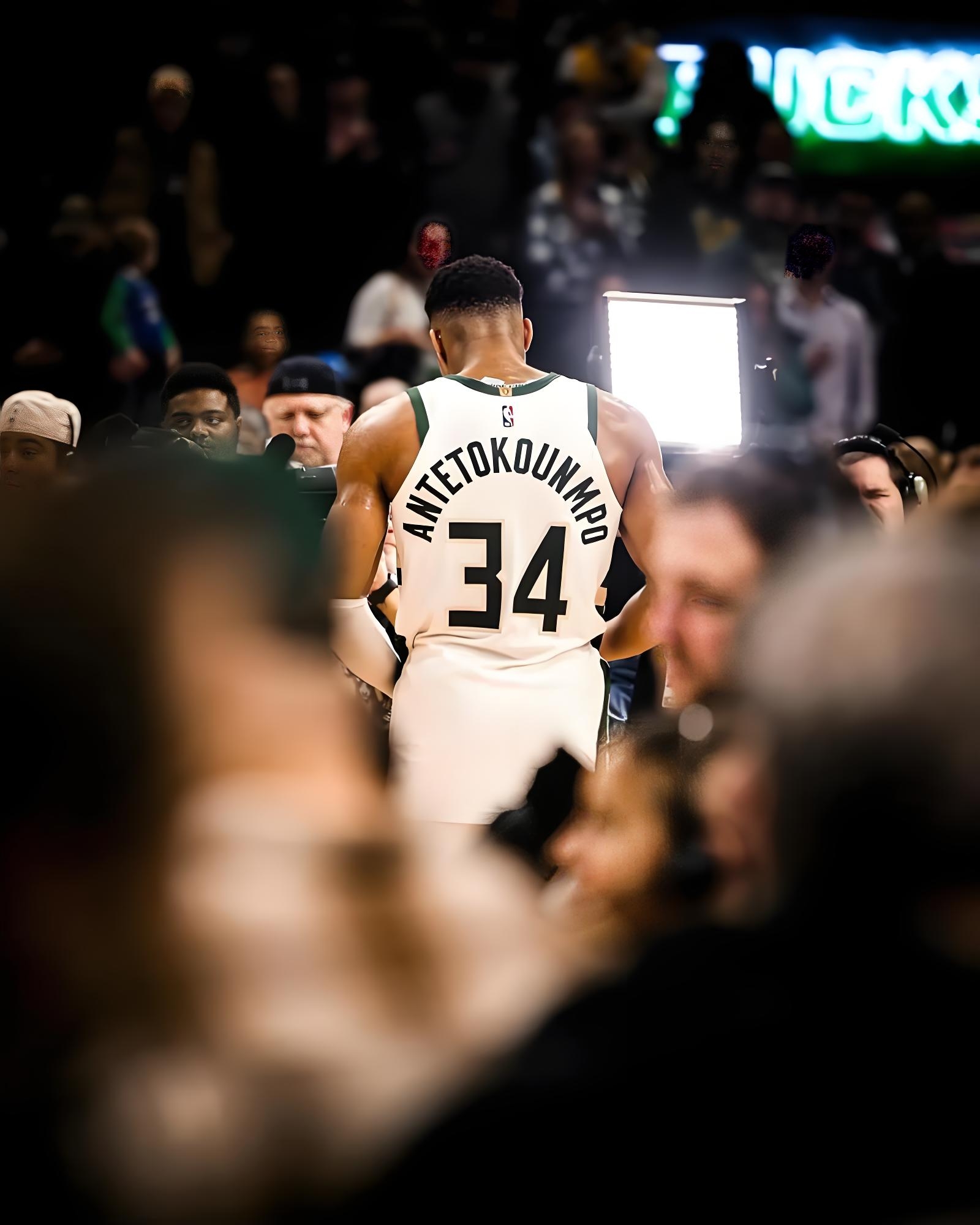 雄鹿B队完胜意大利男篮，波特制霸全场