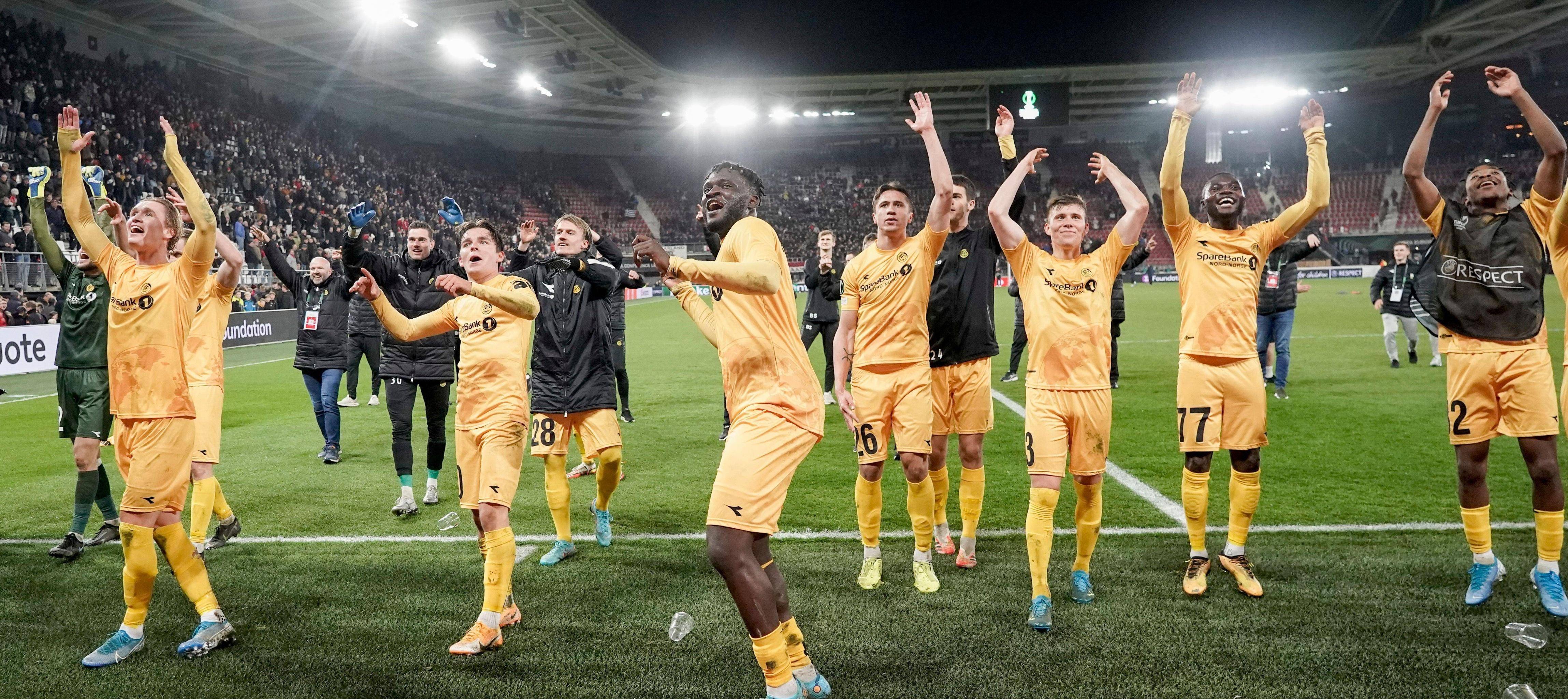 包含足球赛后采访曝光，内幕引发热议的词条