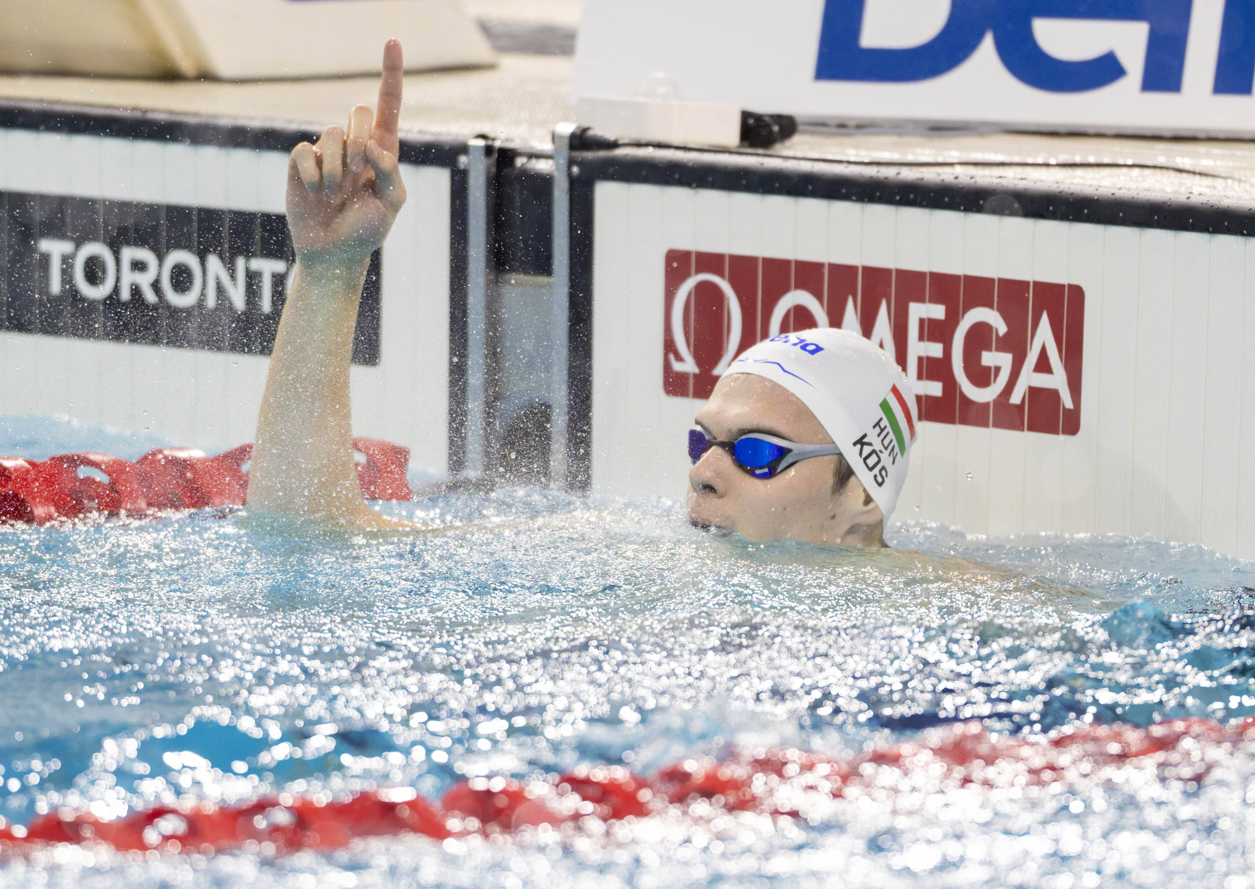 爱游戏tv-游泳选手刷新世界纪录，震撼全场