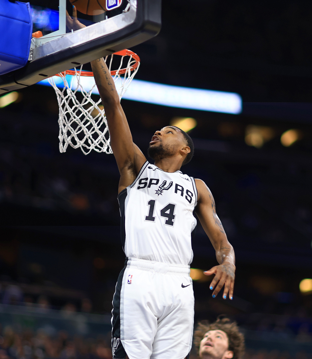 关于鹈鹕力克76人，伦纳德高光表现的信息