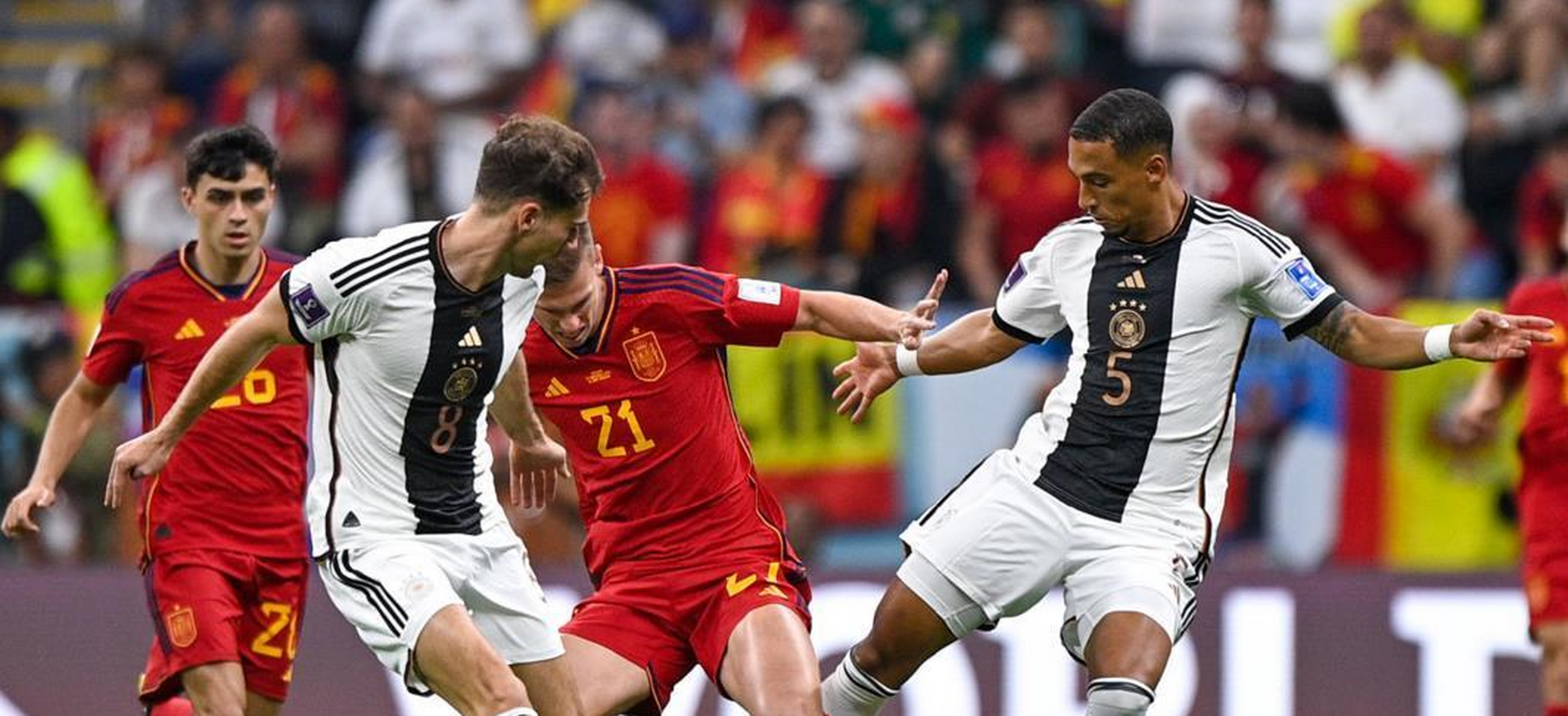 新西兰对阵卡塔尔，双方争夺胜利