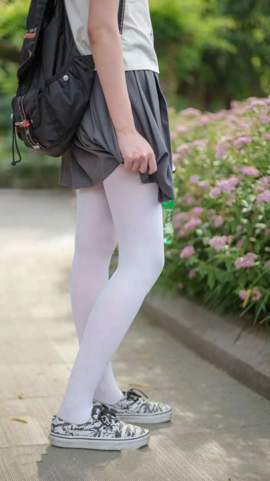 我为你构思了四个不同风格的标题，每个都指向一个独特的叙事角度