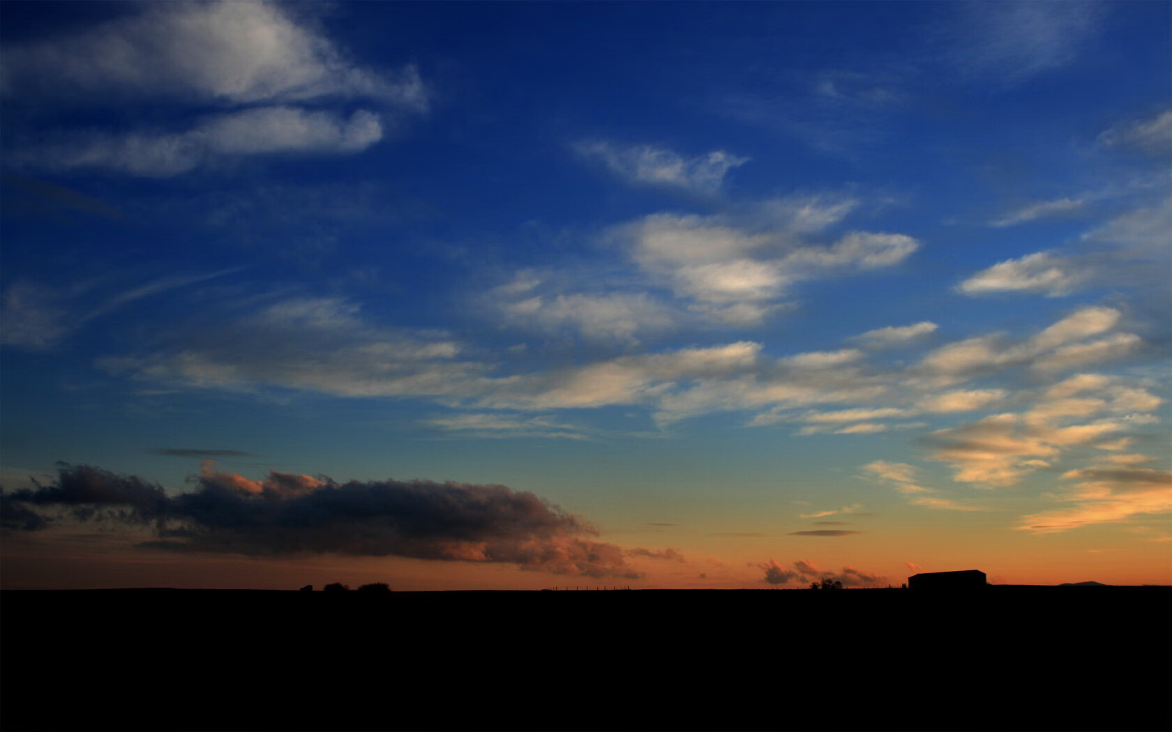 铁壁防守与致命飞刀，当老鹰的战术铁笼困住骑士，马克西的刀锋如何划破天际？