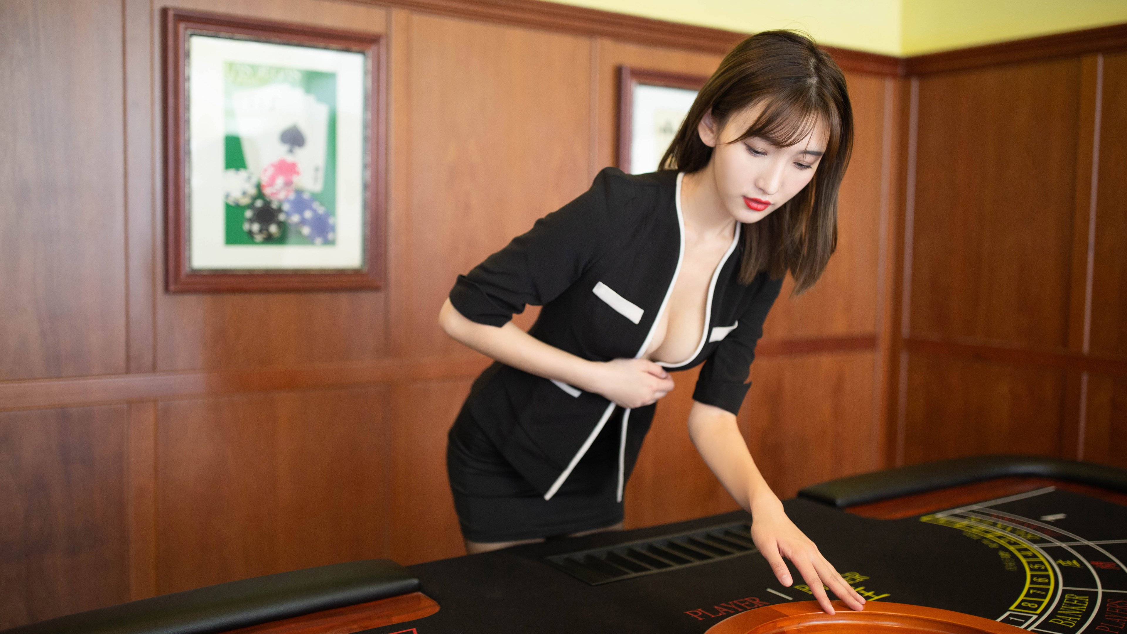 看到这两个跨越篮球与足球领域的关键词，我的创作思路是寻找它们之间在顶级竞技场上的共通内核—极致的策略、明星的统治力与决定性的瞬间。以下是为您构思的文章